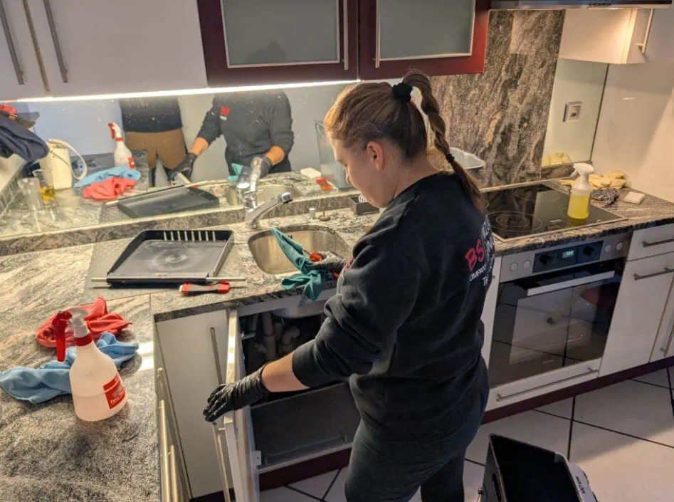 Reinigungsteam bei der Endreinigung in Zürich